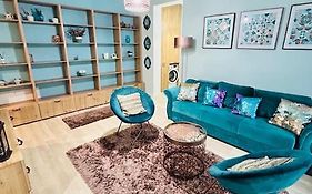 Glamorous Feel At Home Apartment